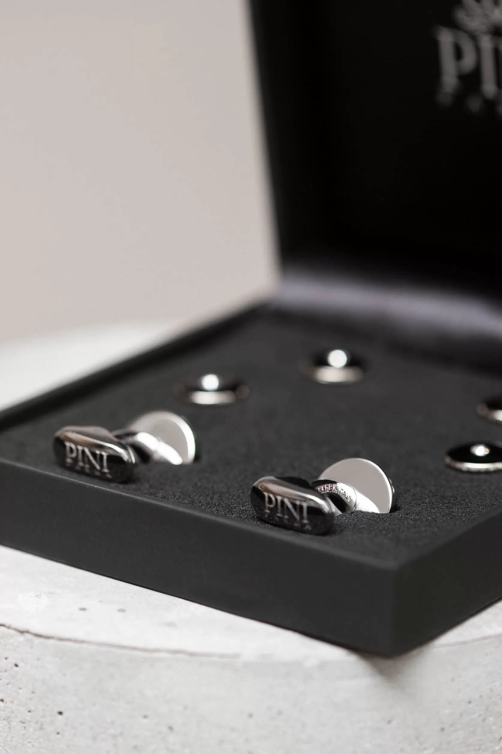 Ensemble De Boutons De Manchette Et Clous D'oreilles Noirs Avec Détails Swarovski - Made In Italy>Pini Parma Store
